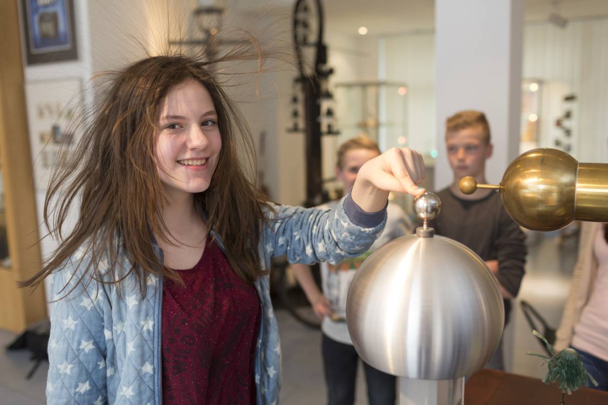 Experiment: Elektrizität lässt die Haare zu Berge stehen