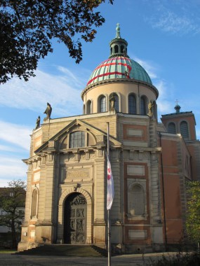 In nur zwei Stunden nahmen die Industriekletterer Thomas Krohn und Ralph Eimann der Basilika St. Clemens ihre Wollmütze ab. Die einzelnen Teile sollen im Dezember zugunsten der Ökumenischen Essensausgabe versteigert werden. © pkh