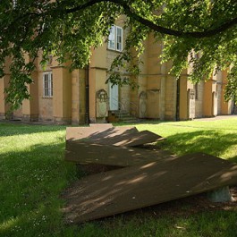 Neustädter Kirchhof - Kunstobjekt Echo II (Foto: Detlef René Spanka)