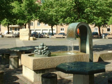 Tischbrunnen und Wünschestein auf dem Neustädter Markt