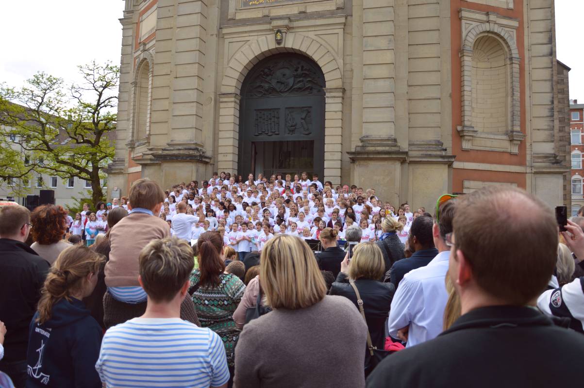 Halleluja mit Händen und Füßen vor St. Clemens