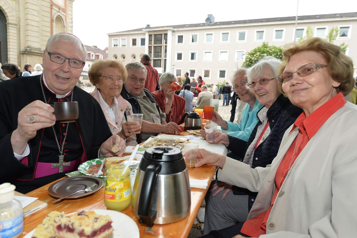 Auch Bischof Norbert Trelle mischte beim Tafel- Experiment nach dem feierlichen Gottesdienst mit. (Bild: © pkh/ Schulze)