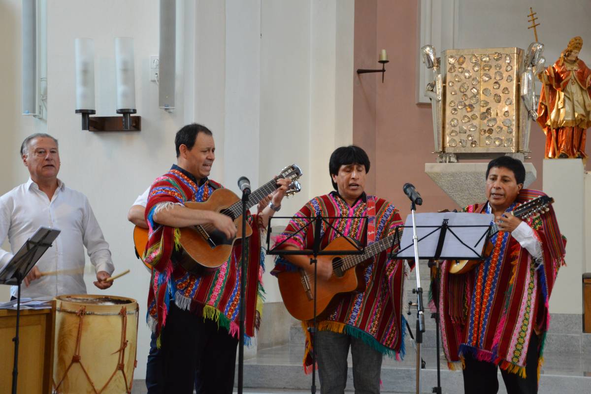 Mehrere Musikgruppen haben die Messe musikalisch begleitet. (Foto: © pkh)