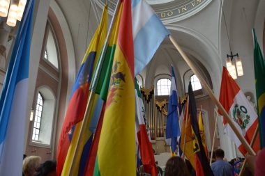 Mit einem Fahnenmeer begann die Messe zur Plaza Cultural Iberoamericana. (Foto: © pkh)