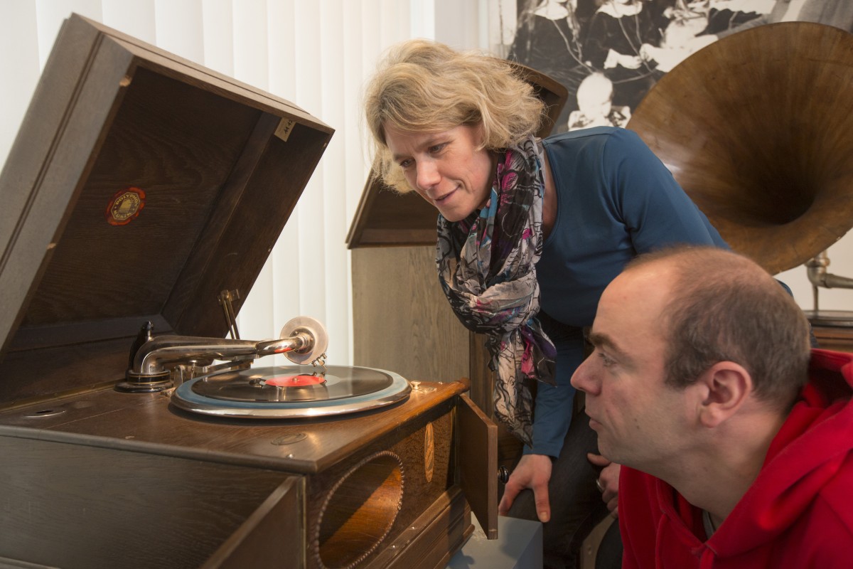 Knisternd klingen die Töne aus dem Tischgrammophon (Bild: Museum für Energiegeschichte(n))